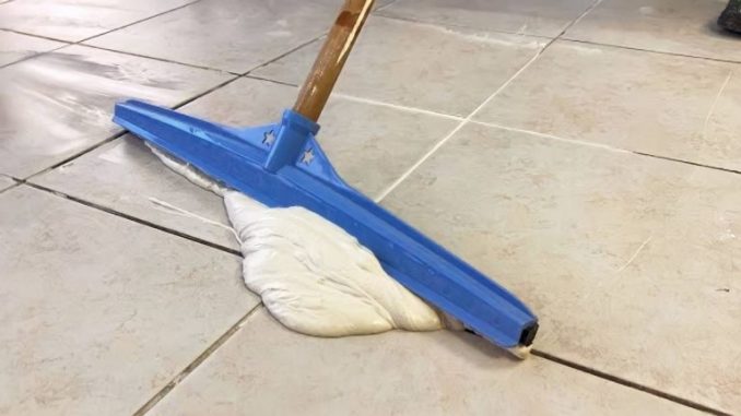 Glänzende und glänzende Fliesen mit dieser Technik – Putzfrauen machen es vor