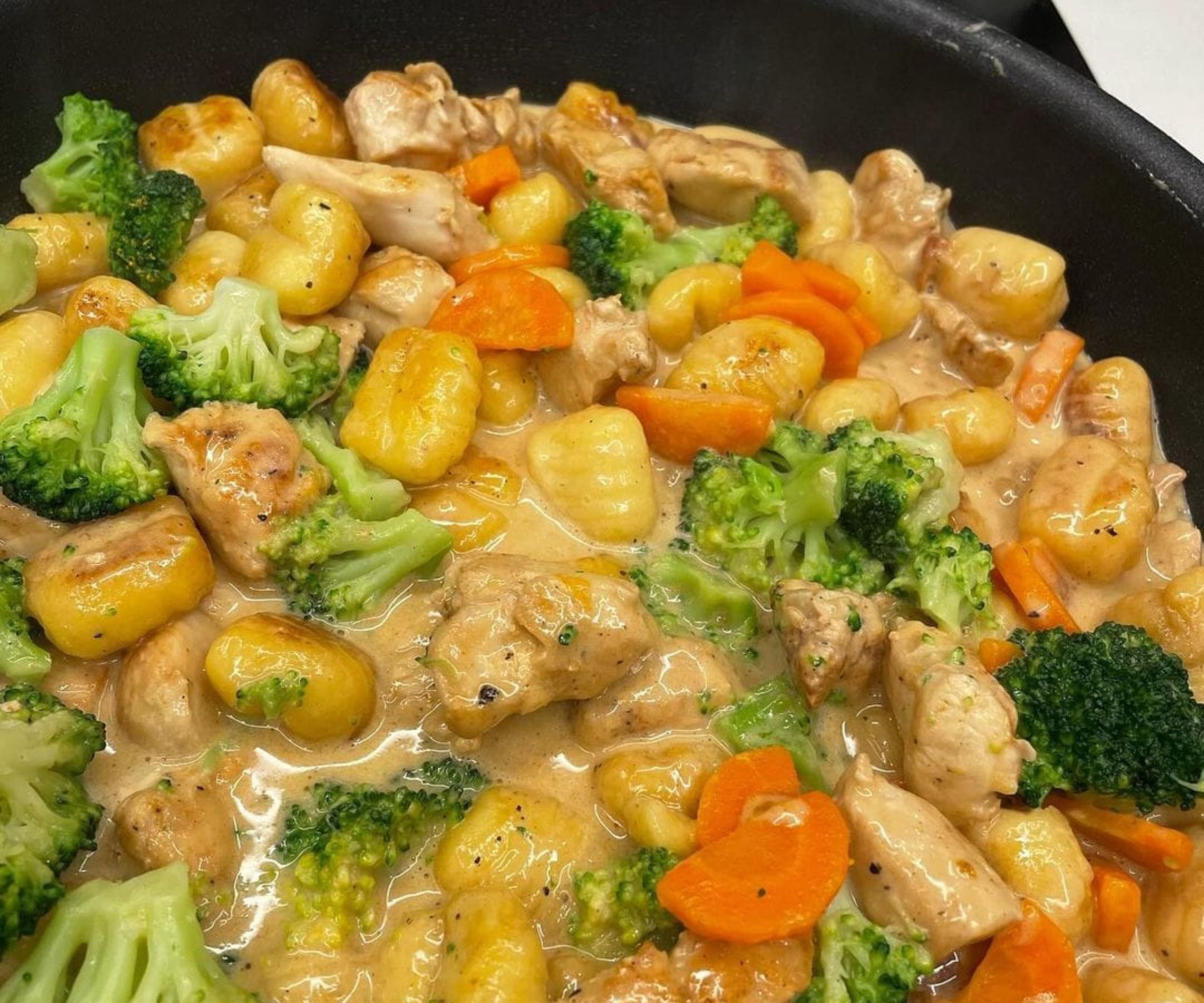 Gnocchi mit Hühnerfleisch, Brokkoli und Karotten: Ein köstliches und nahrhaftes Gericht