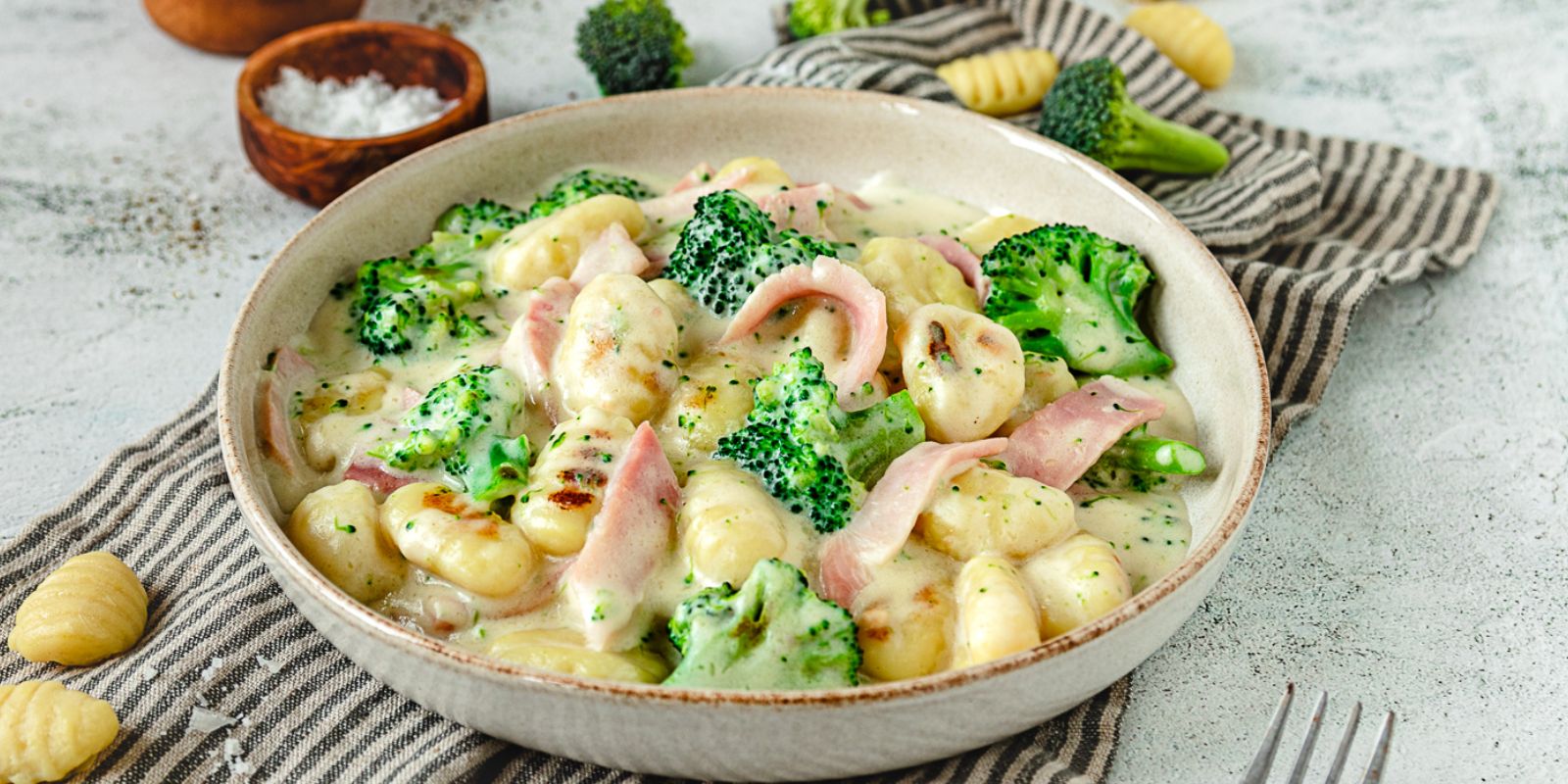 Gnocchi mit Hühnerfleisch, Brokkoli und Karotten in cremiger Sauce
