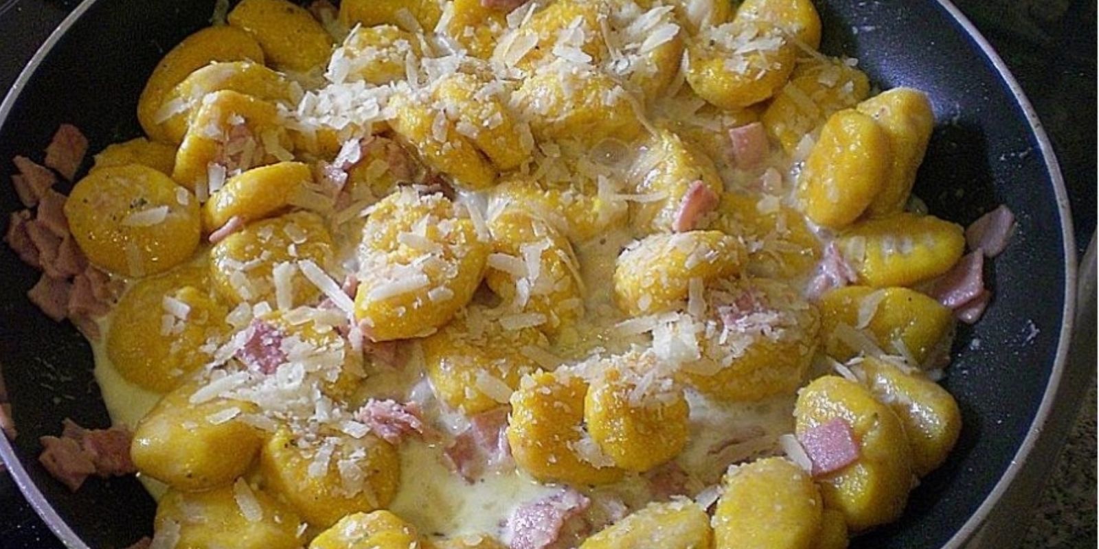 Gnocchi mit Käse-Knoblauch-Schinken-Soße – Ein Gaumenschmaus mit mediterranem Flair