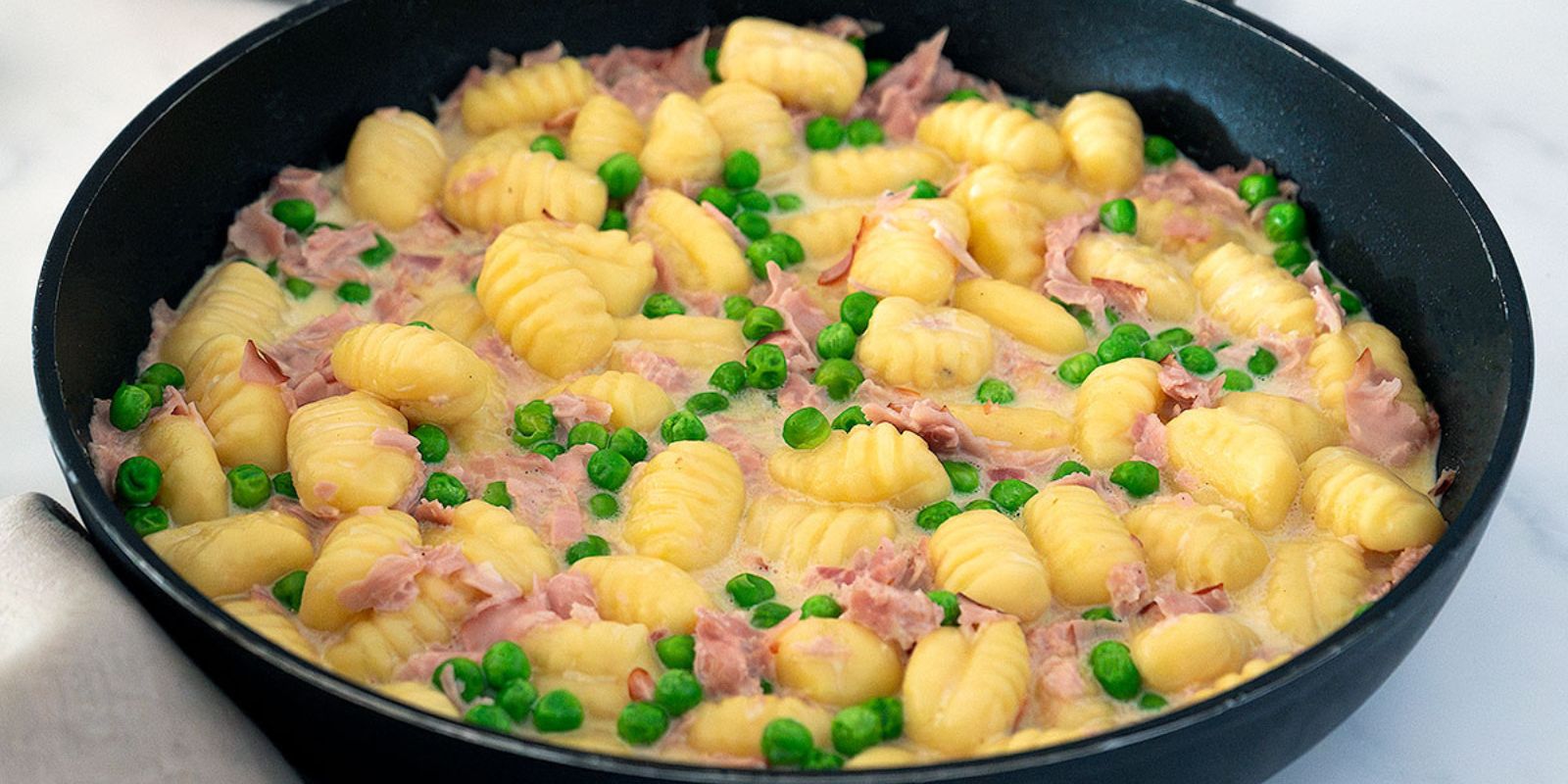 Gnocchi mit Käse Knoblauch Schinken Soße