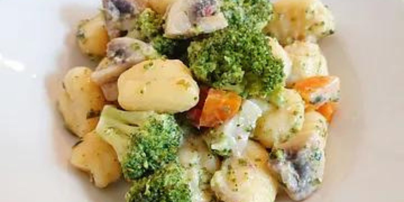 Gnocci mit Hühnerfleisch Brokkoli und Karotten