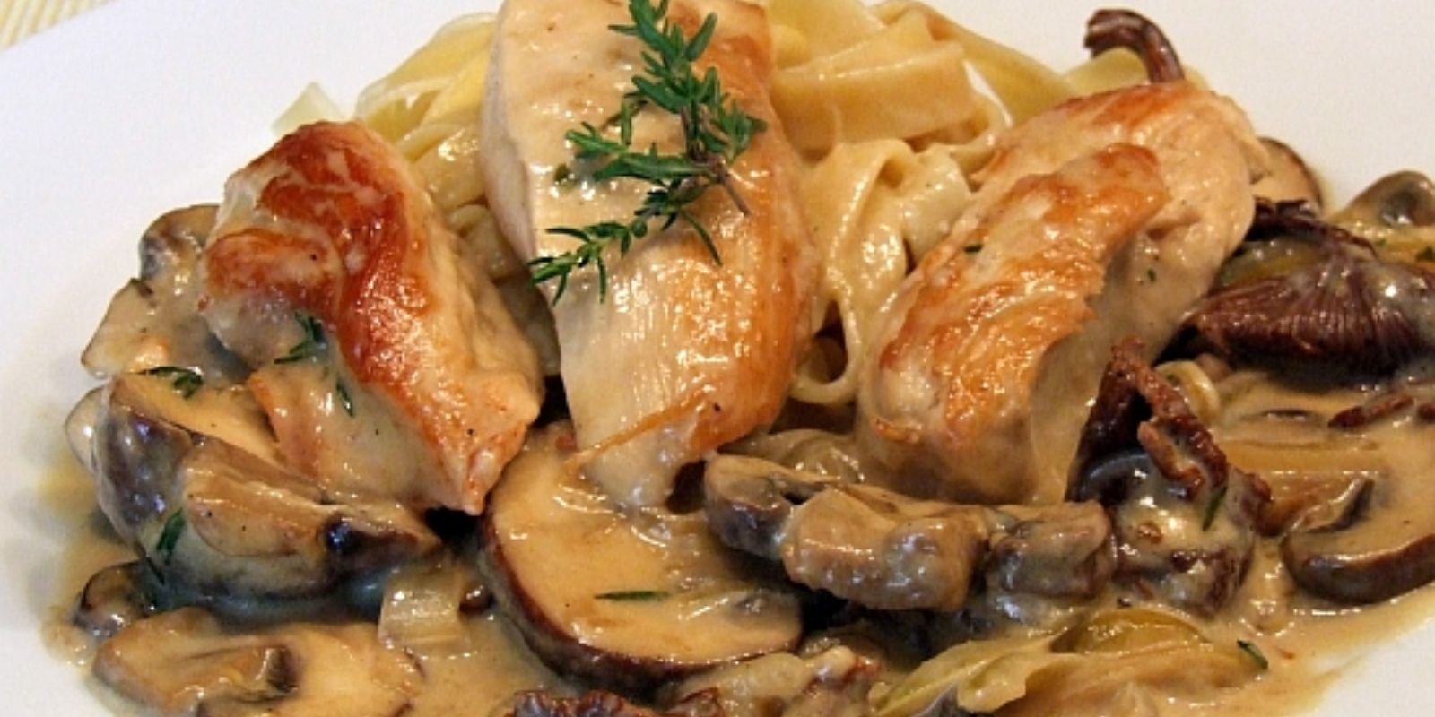 Gratinierte Hähnchenfilets in Champignonrahm