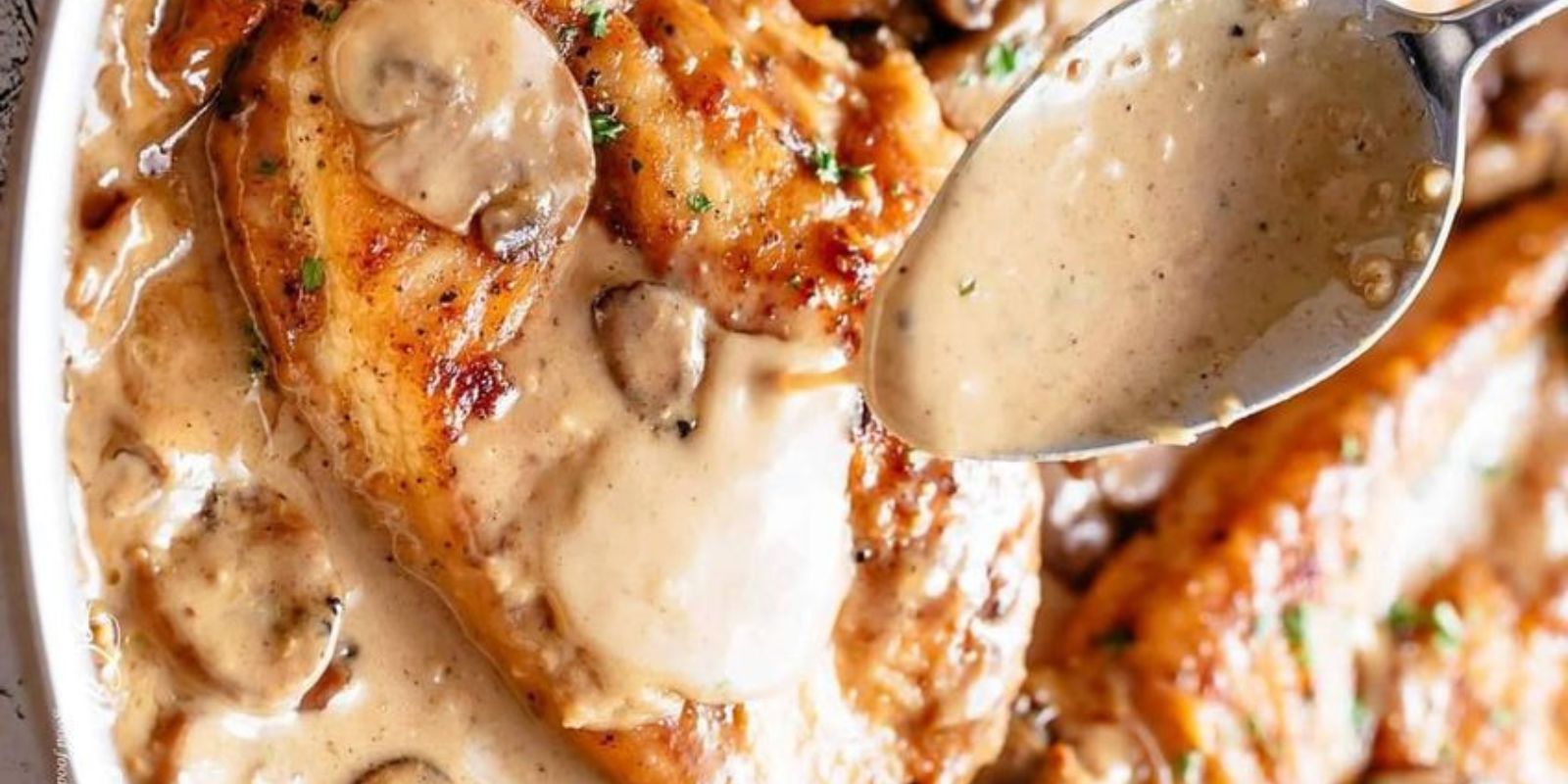Gratinierte Hähnchenfilets in Champignonrahm