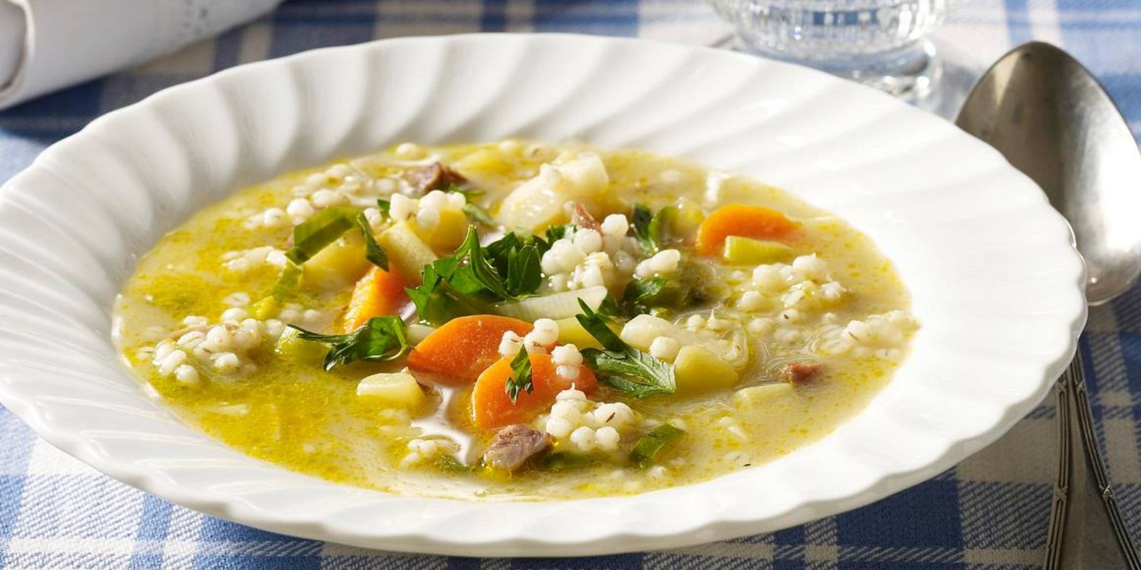 Graupensuppe: Ein Herzhaftes Wohlfühlessen für Kalte Tage