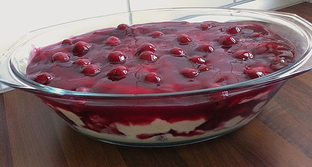 Grießbrei mit Kirschen