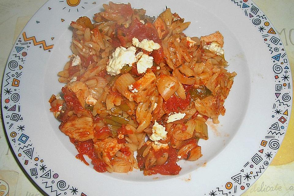 Griechische Reisnudeln mit Geflügel und Schafskäse