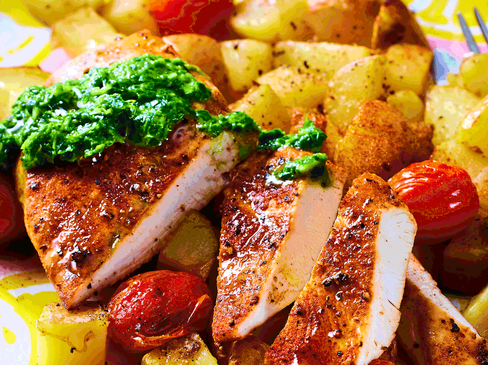 Grillhähnchen auf Kartoffelwürfeln und Schmortomaten