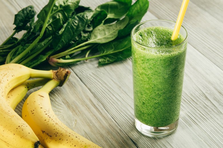 Grüner Smoothie mit Spinat und Banane