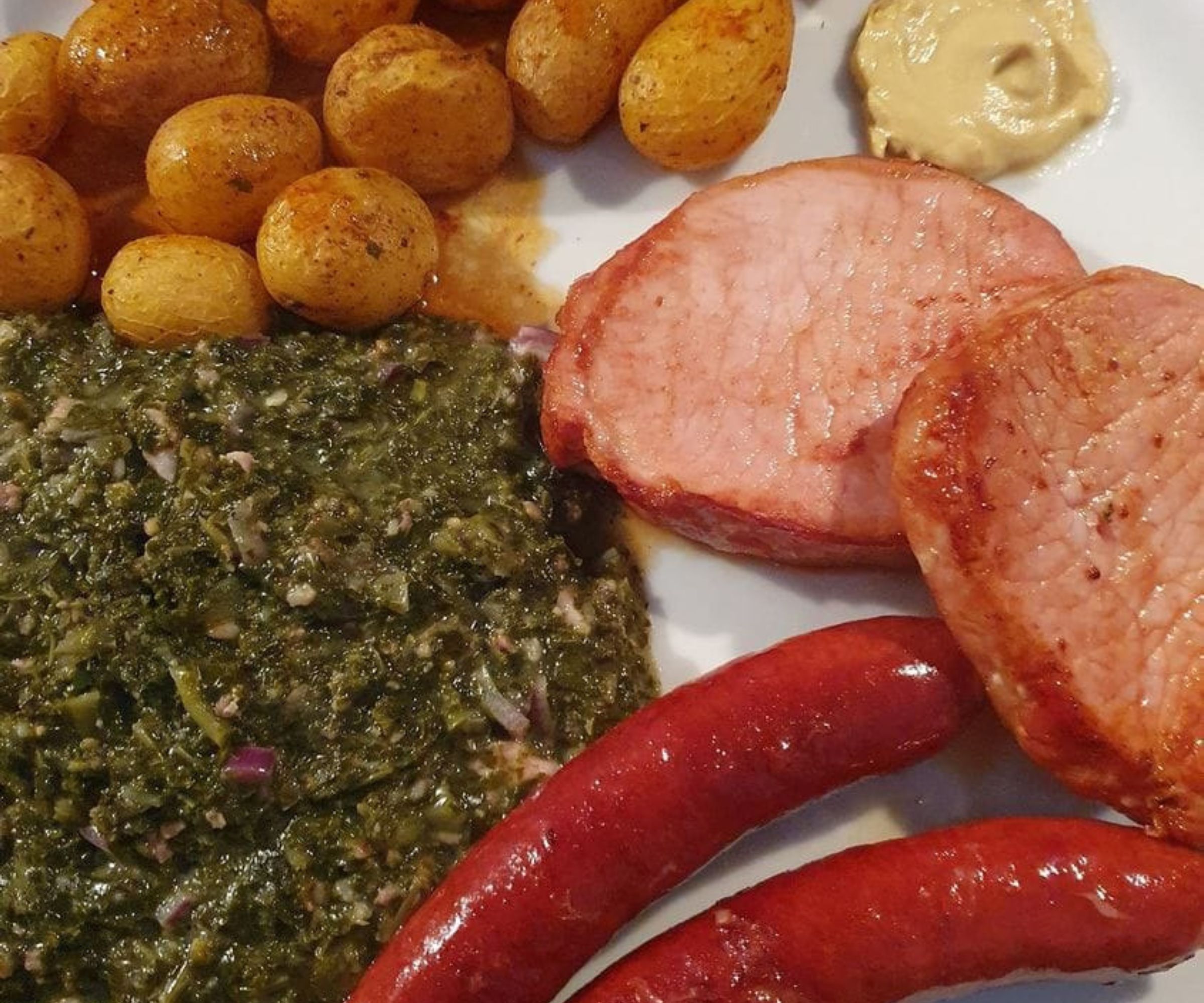 Grünkohl mit Kasseler, Mettwürstchen und Kartoffeln: Ein Klassiker der deftigen deutschen Küch