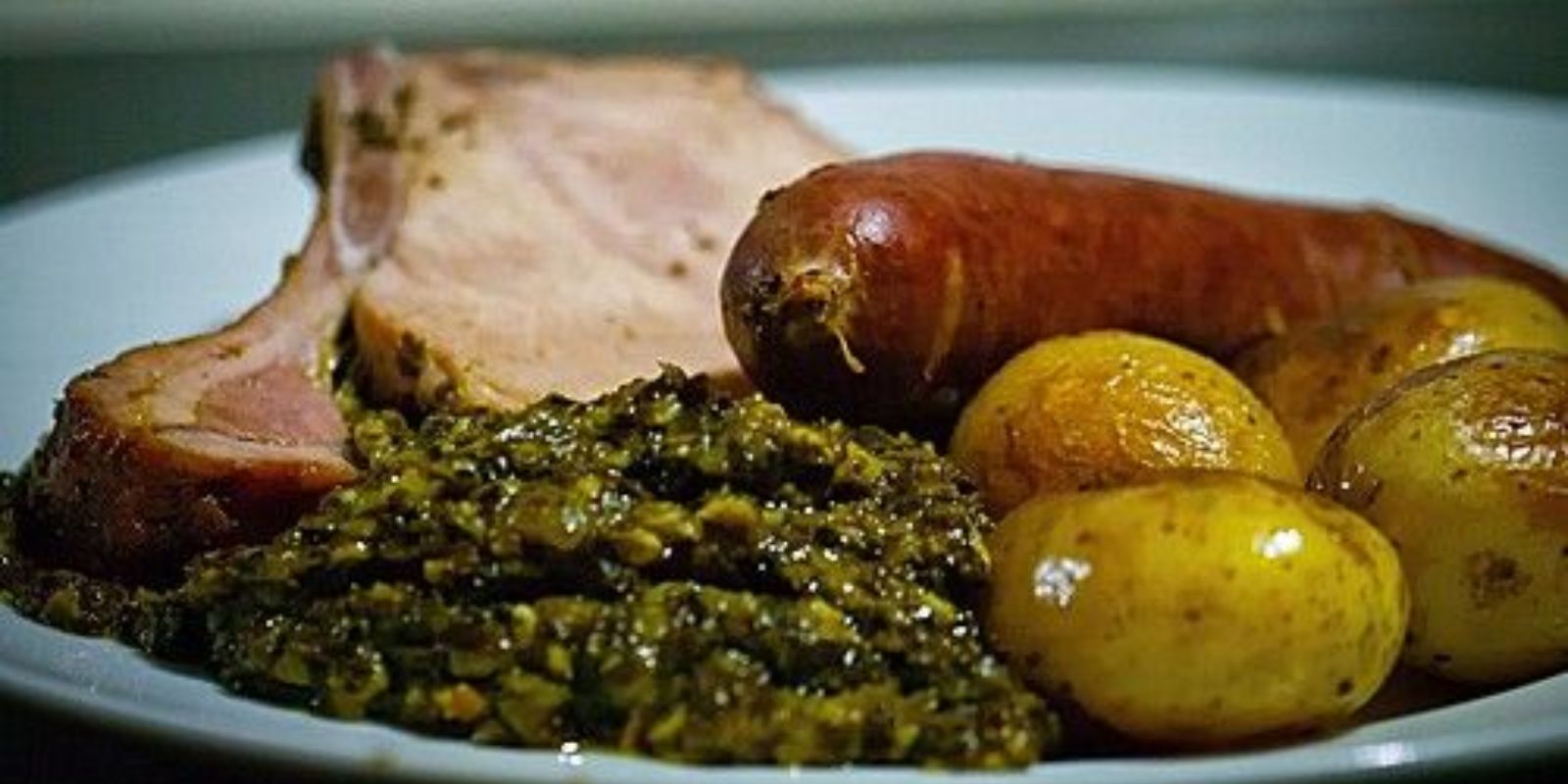 Grünkohl mit Kasseler, Mettwürstchen und Kartoffeln