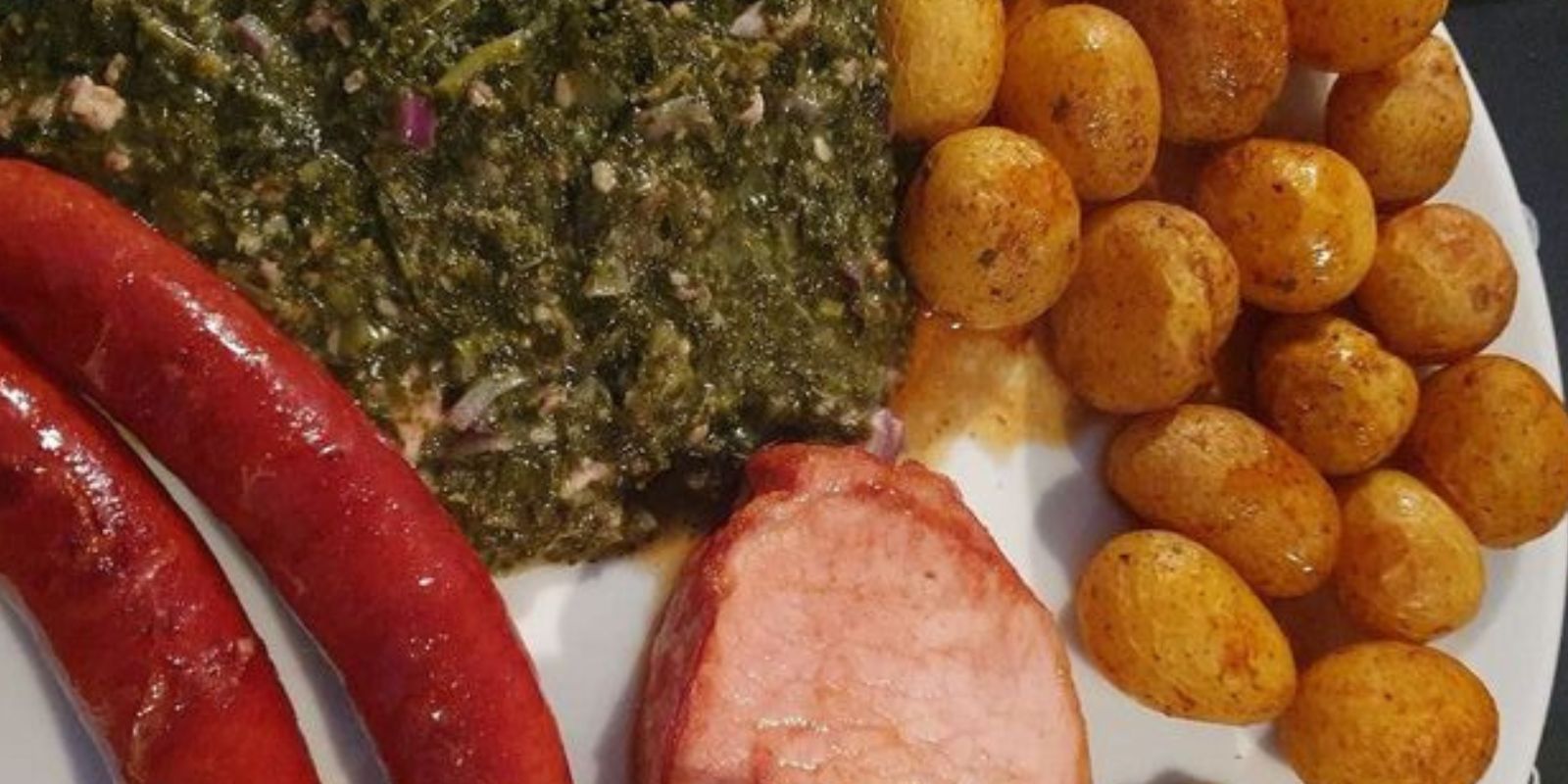 Grünkohl mit Kasseler, Mettwürstchen und Kartoffeln