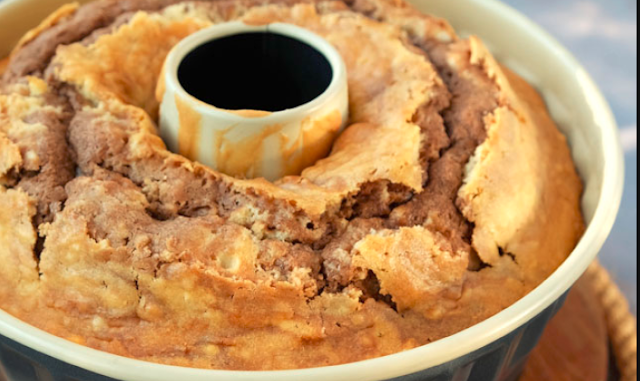 Gugelhupf mit Marzipan und gehackten Mandeln