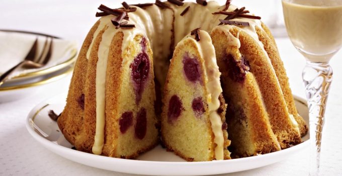 Gugelhupf mit Marzipan und gehackten Mandeln