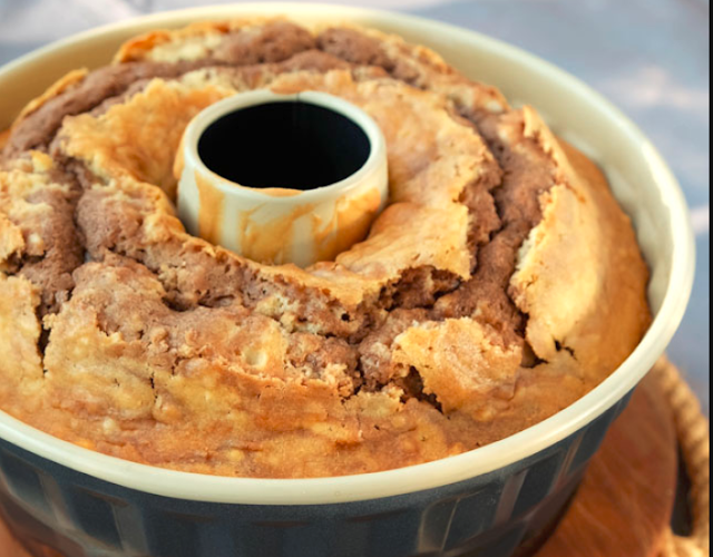 Gugelhupf mit Marzipan und gehackten Mandeln