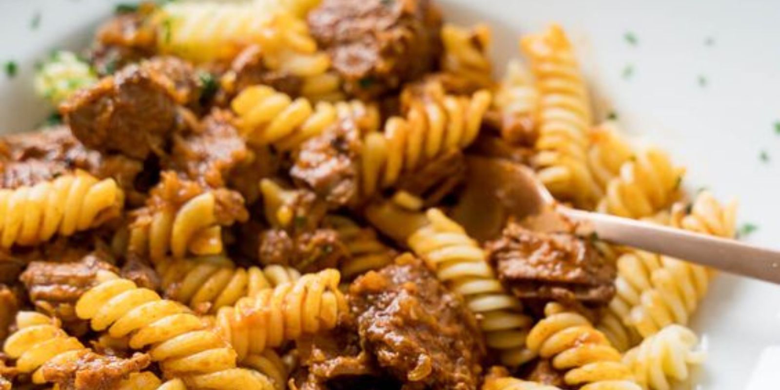 Gulasch mit Nudeln: Ein Klassisches Rezept für Herzhaften Genuss