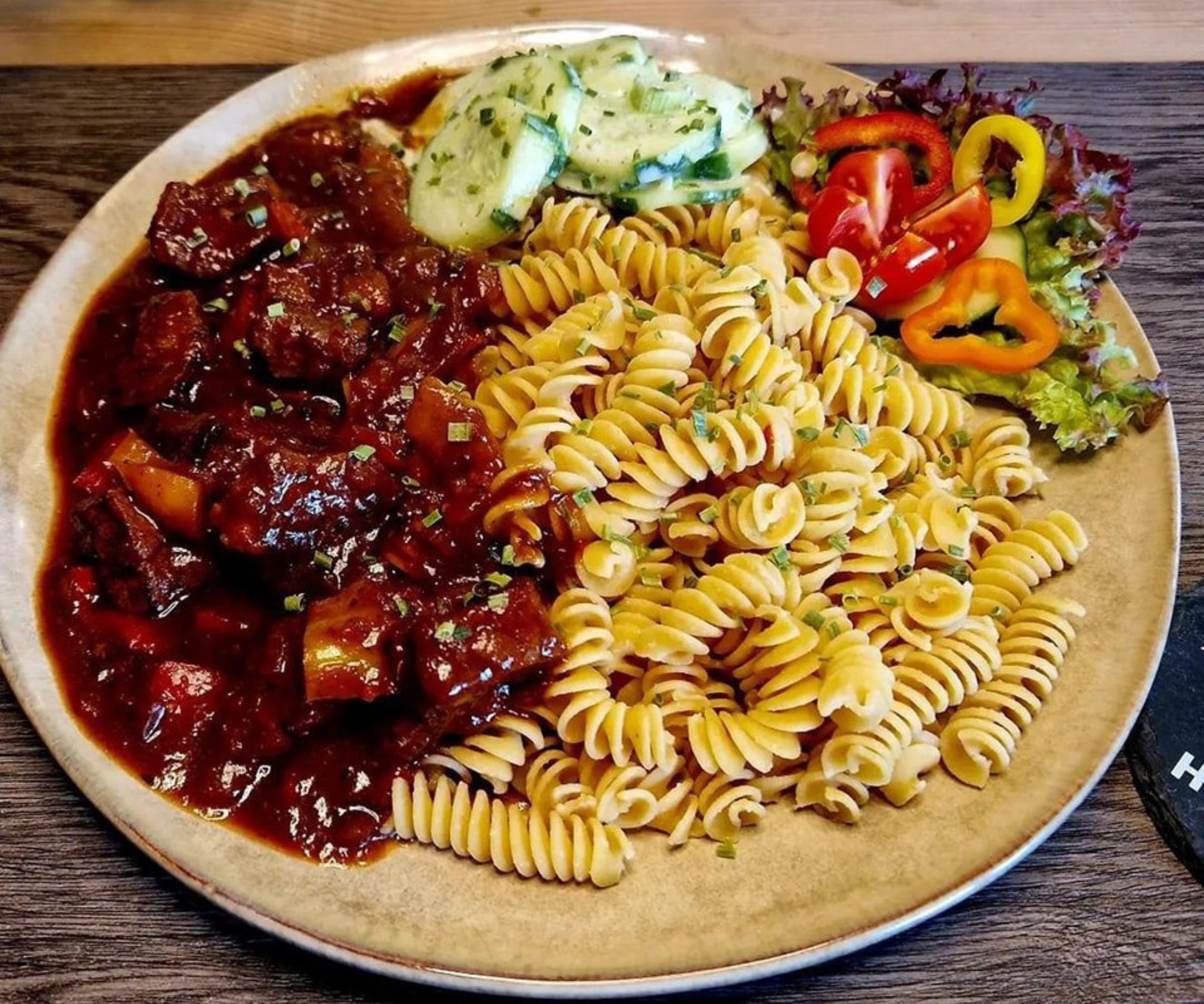 Gulasch mit Nudeln: Eine Kulinarische Reise durch Herzhaftes und Genuss