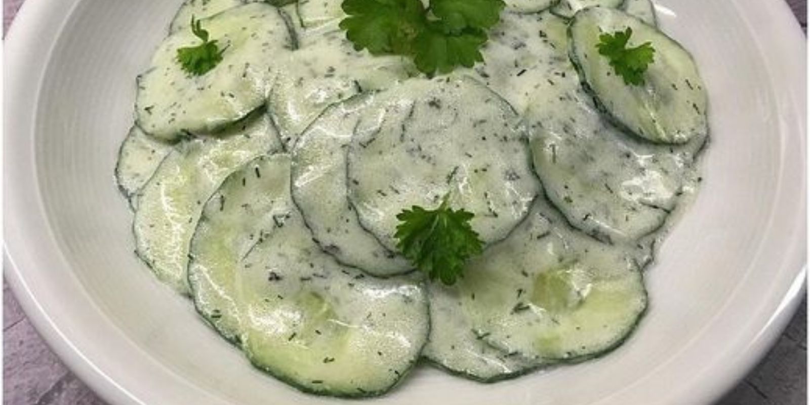 Gurkensalat mit Schmand/Joghurt in 3 Minuten: Schnell, Frisch und Köstlich!