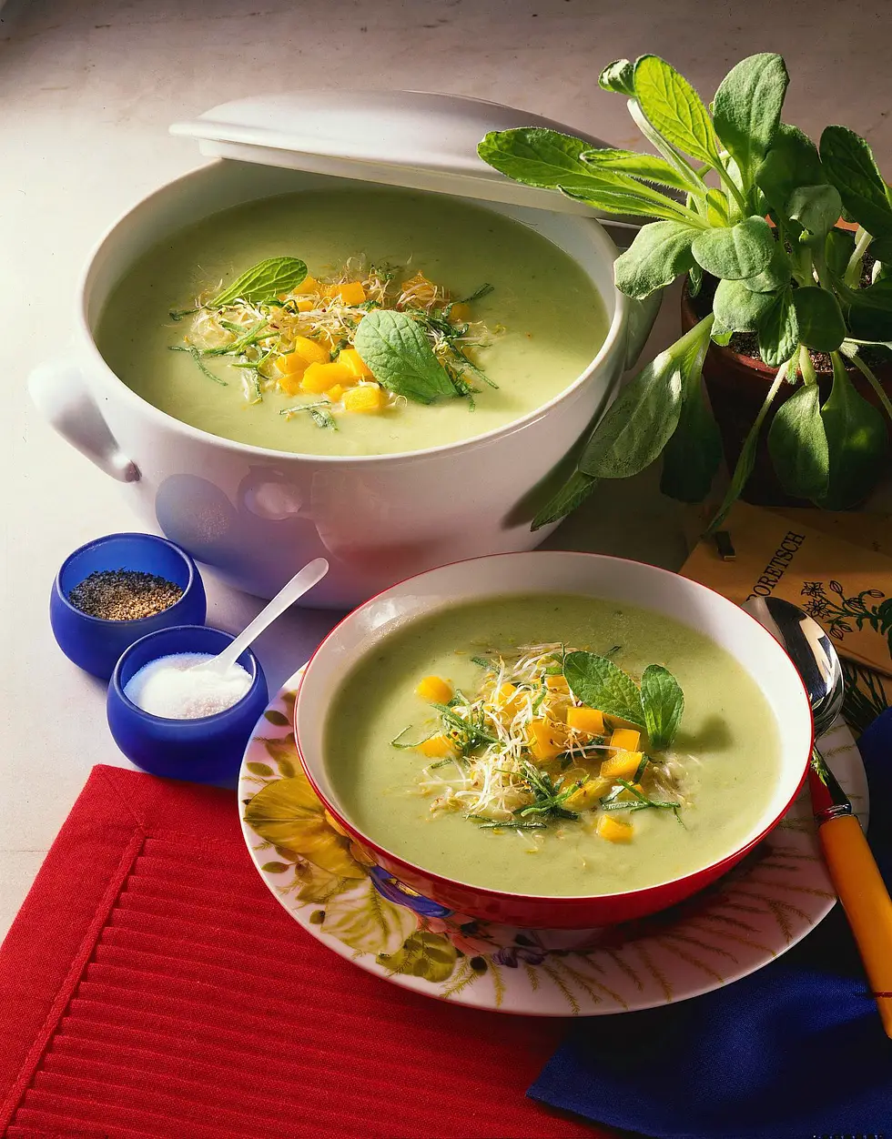 Gurkensuppe mit Borretsch und Alfalfa-Sprossen