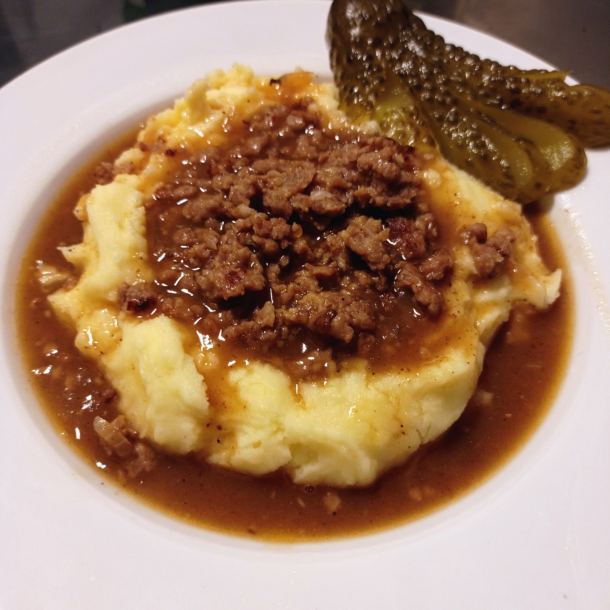 HACKFLEISCHSAUCE ODER GEHACKTESSTIPPE ODER BEAMTENSTIPPE MIT KARTOFFELBREI