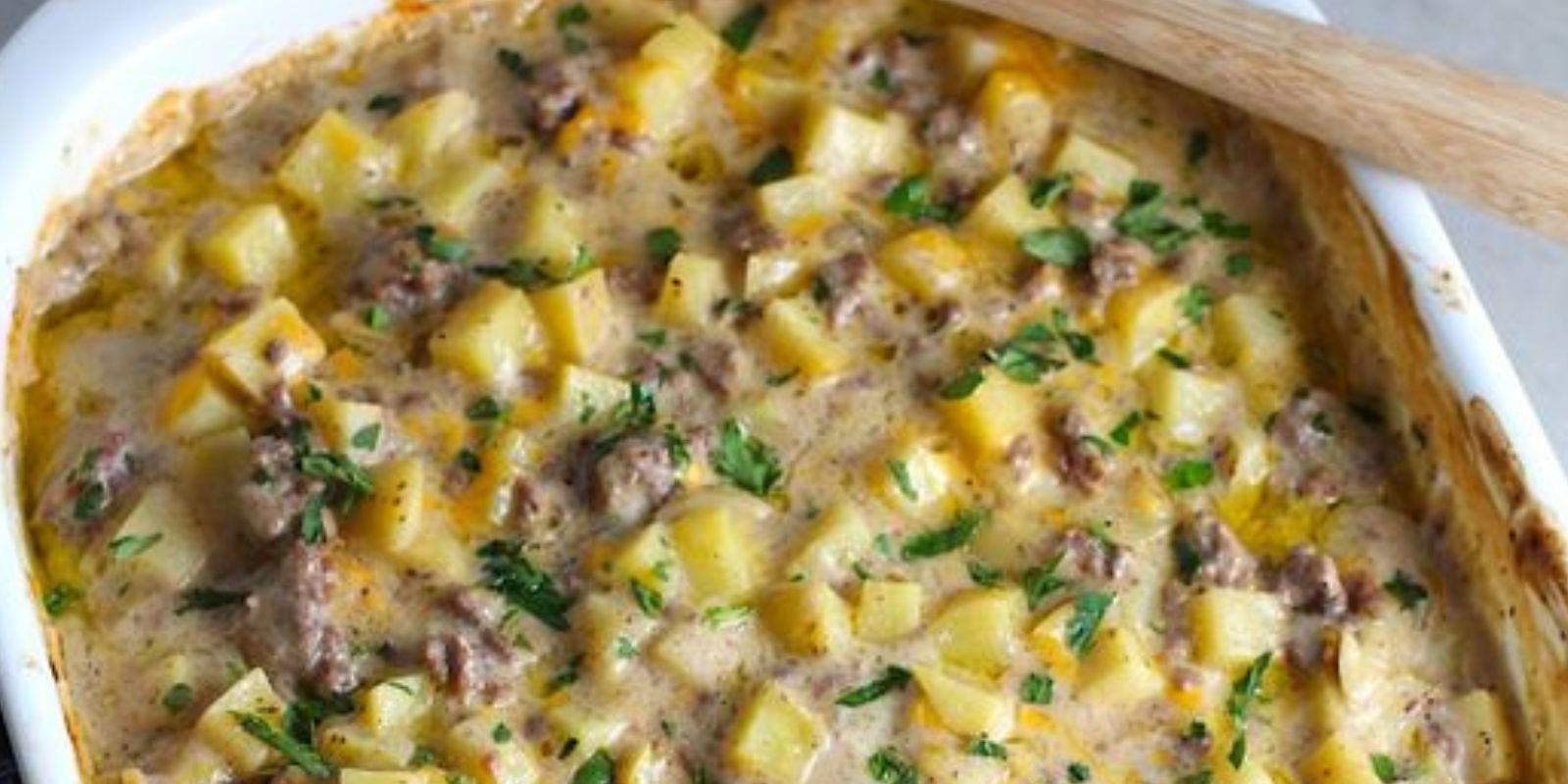 HAMBURGER-KARTOFFEL-KÄSE-AUFLAUF