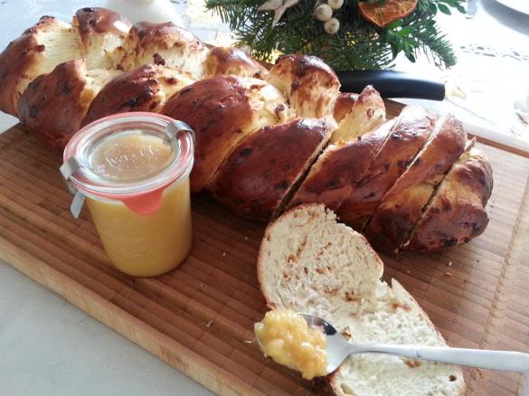 HEFEZOPF MIT ROSINEN UND ORANGEN-MARZIPAN MARMELADE