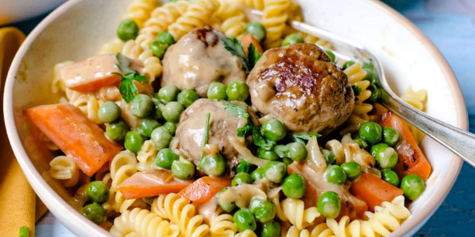 Hackbällchen in Erbsen-Möhren-Rahm mit Spätzle – Ein Gaumenschmaus mit traditionellem Charme