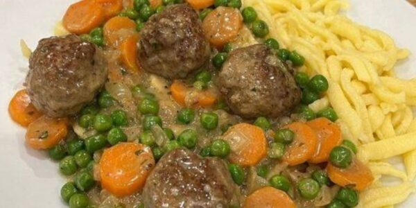Hackbällchen in Erbsen-Möhren-Rahm mit Spätzle