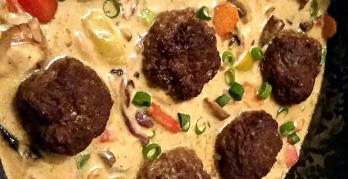 Hackbällchen in Gemüse Rahmsoße mit Reis