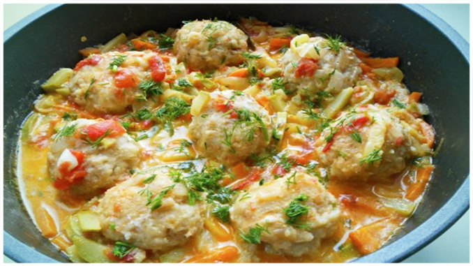 Hackbällchen in Gemüse Rahmsoße mit Reis