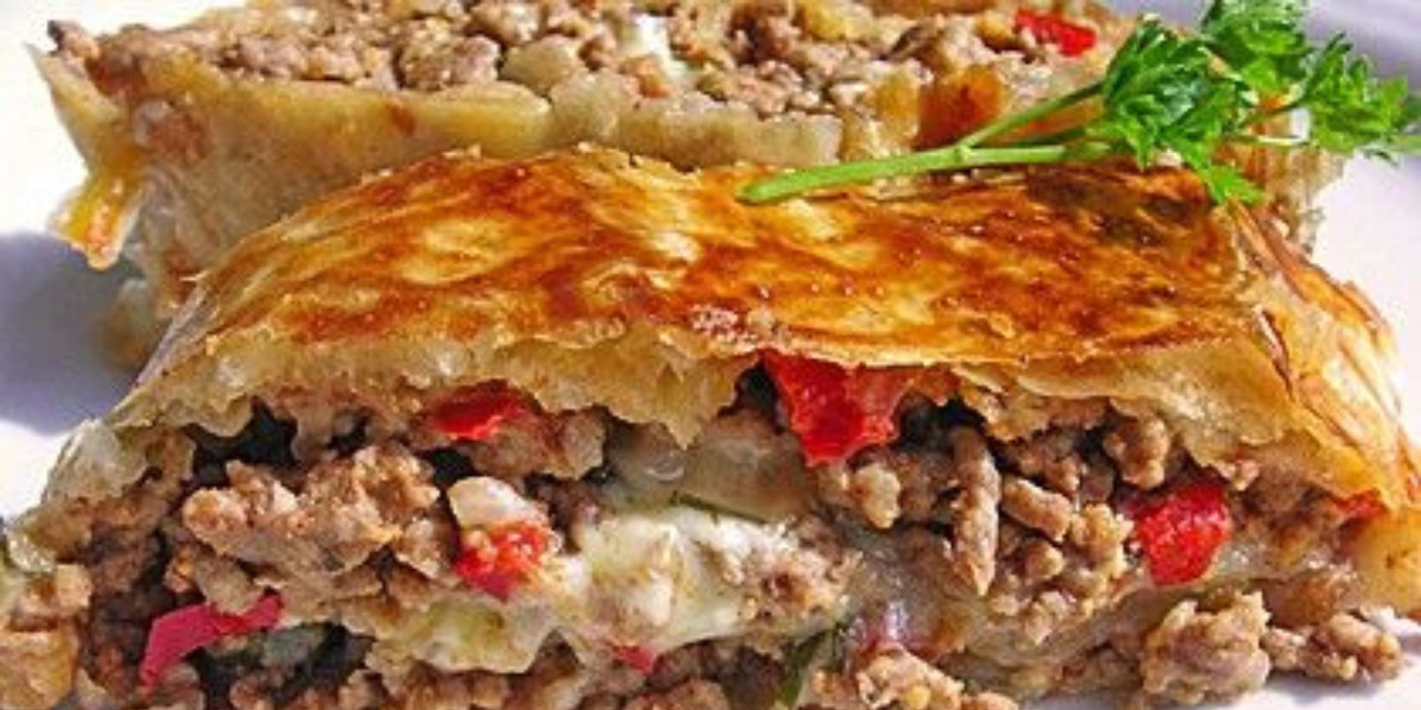 Hackfleisch-Paprika-Käse-Strudel