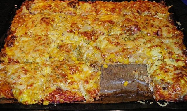 Hackfleisch Pizza mit Sauce Hollandaise