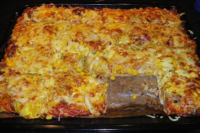 Hackfleisch Pizza mit Sauce Hollandaise