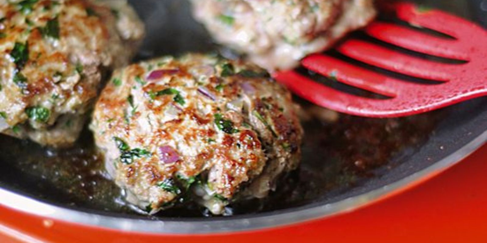 Hausgemachte Fleischpflanzerl mit Kartoffelpüree und Gurkensalat – Ein Gaumenschmaus