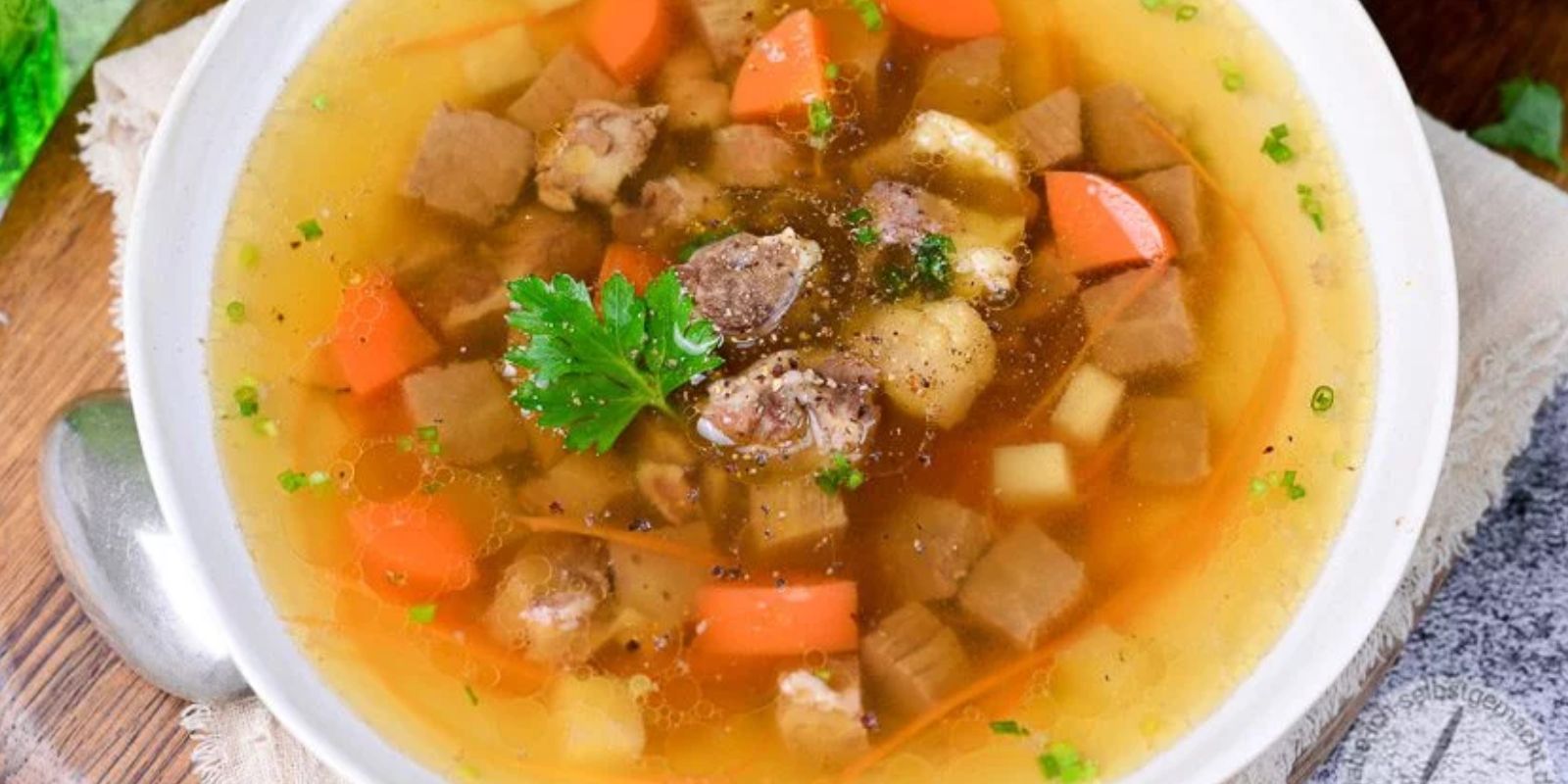 Hausgemachte Rinderbrühe mit Gemüse – Ein wohltuendes Elixier