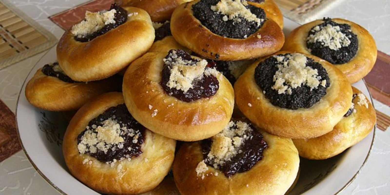 Hefeteigkolatschen mit Quark und Johannisbeeren