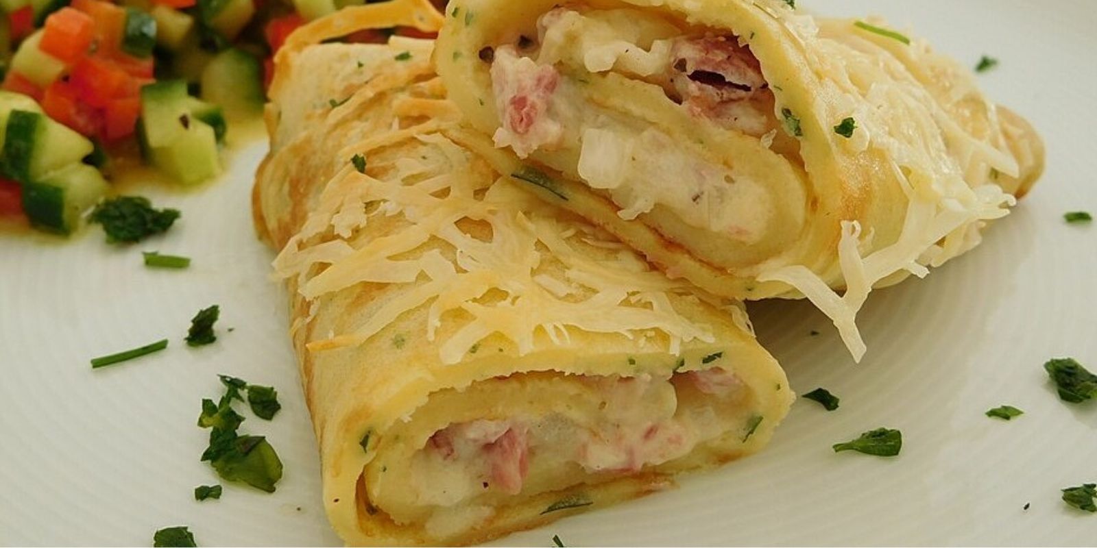 Herzhaft gefüllte Pfannkuchen mit Schinken und Käse