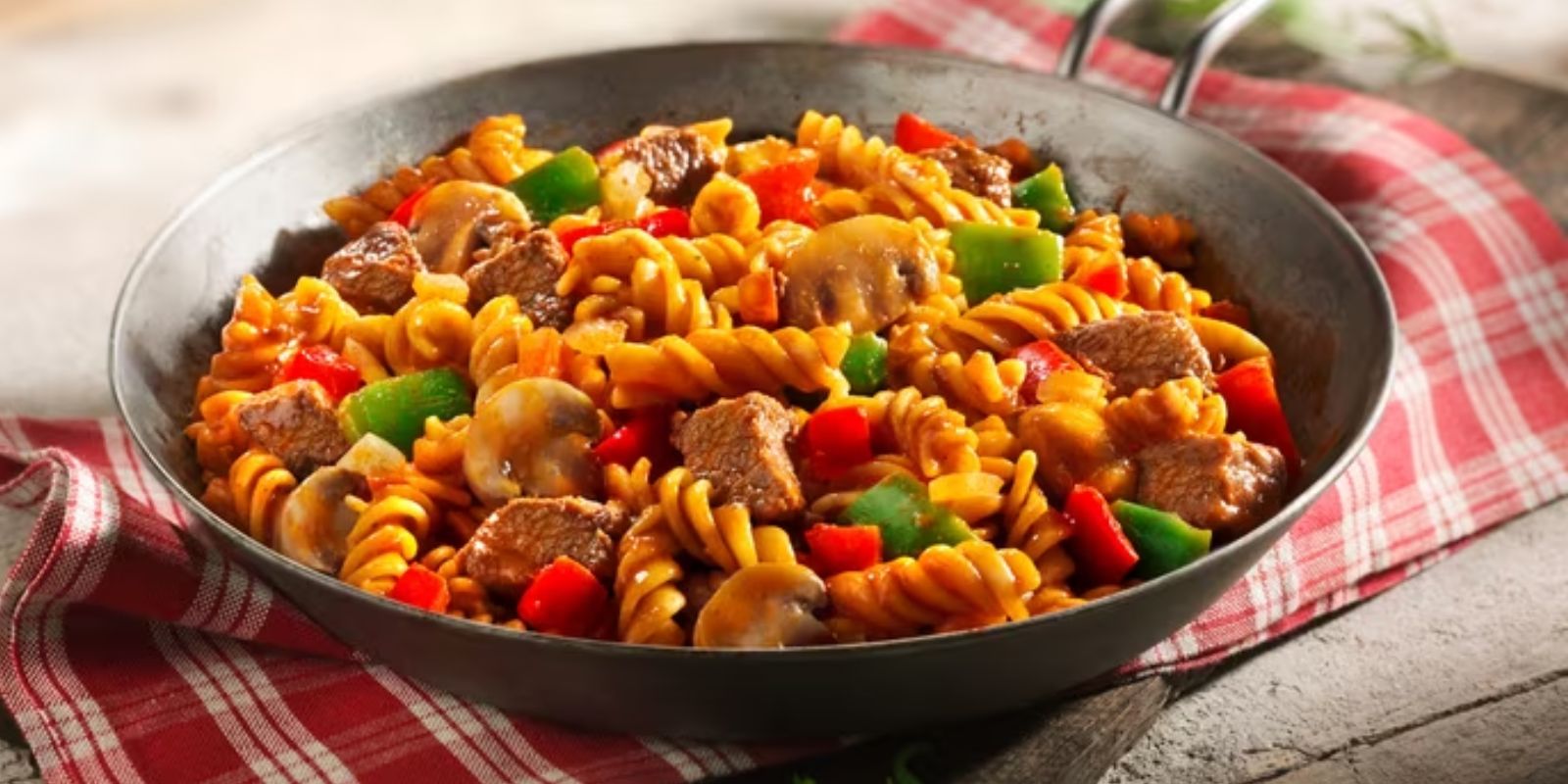 Herzhaft und Sättigend: Gulasch mit Nudeln