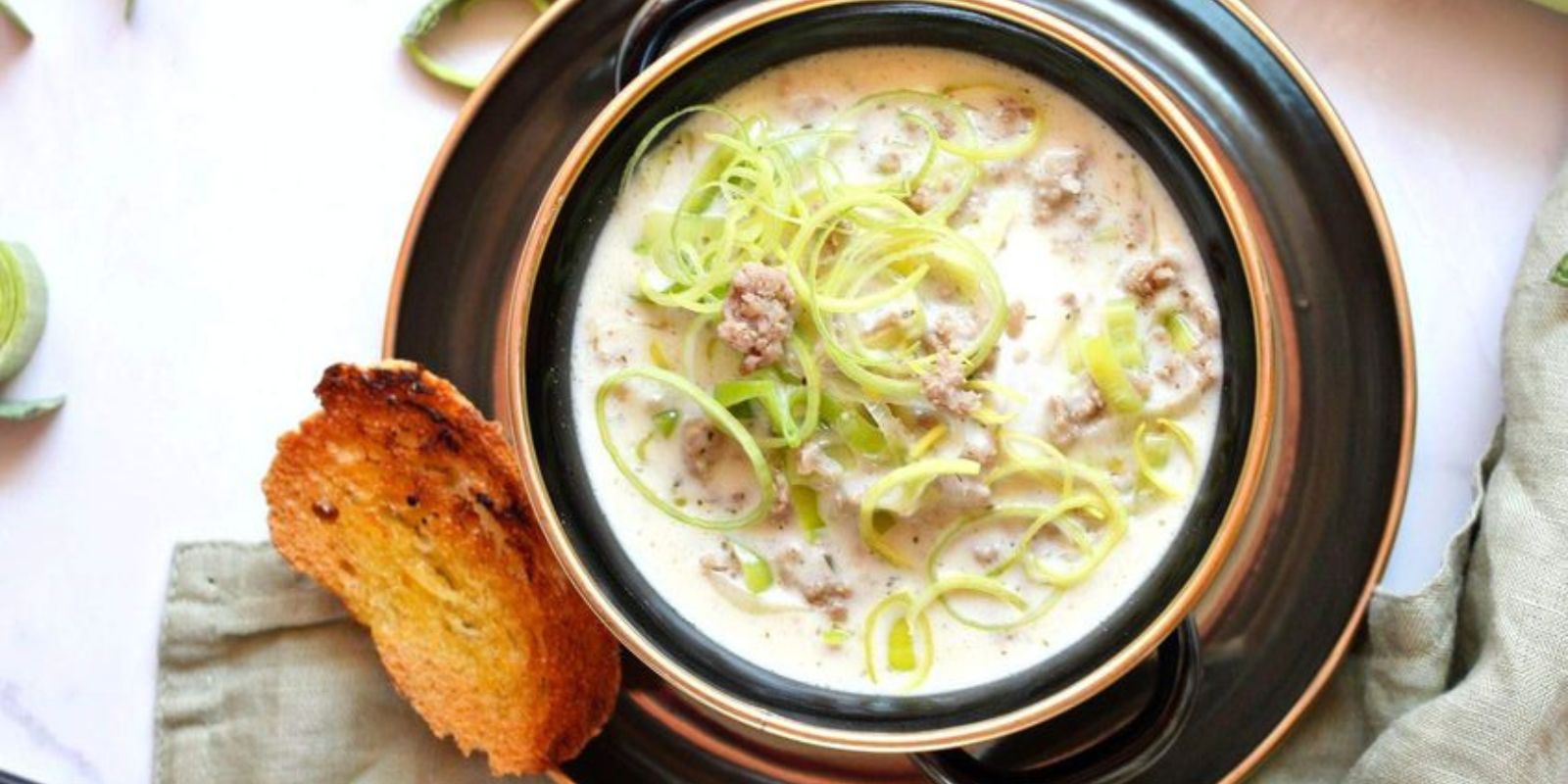 Herzhafte Lauch-Hackfleischsuppe: Ein Wohlfühlrezept für Genießer