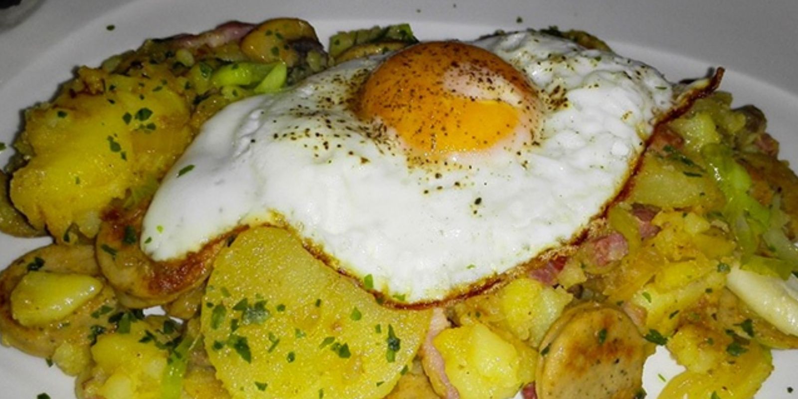 Herzhaftes Gericht – Bratkartoffeln mit Wurst und Spiegelei