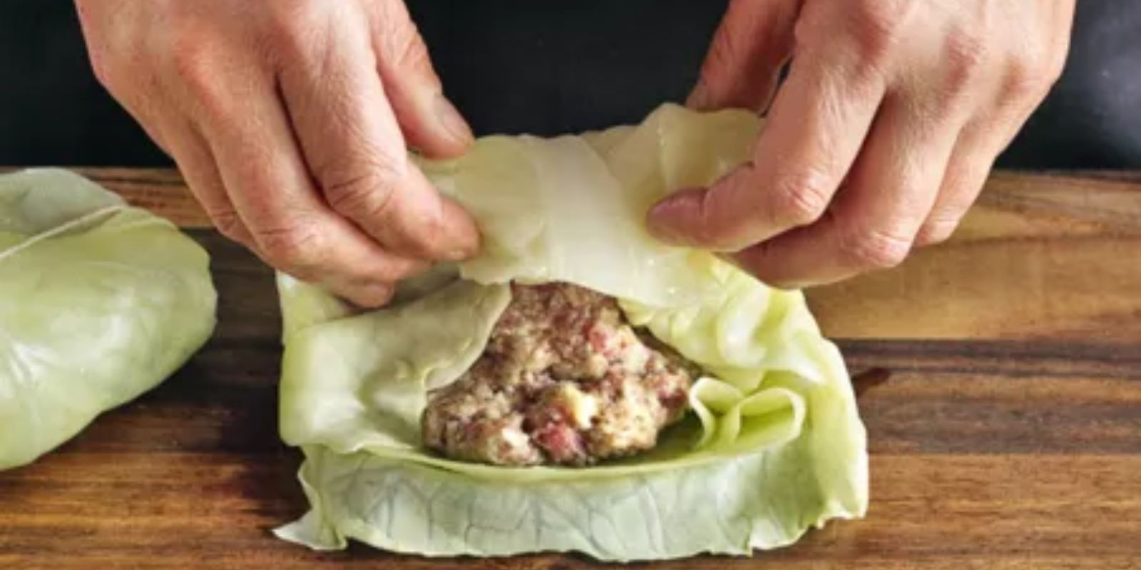 Herzhaftes Kohlrouladen mit cremigem Kartoffelpüree