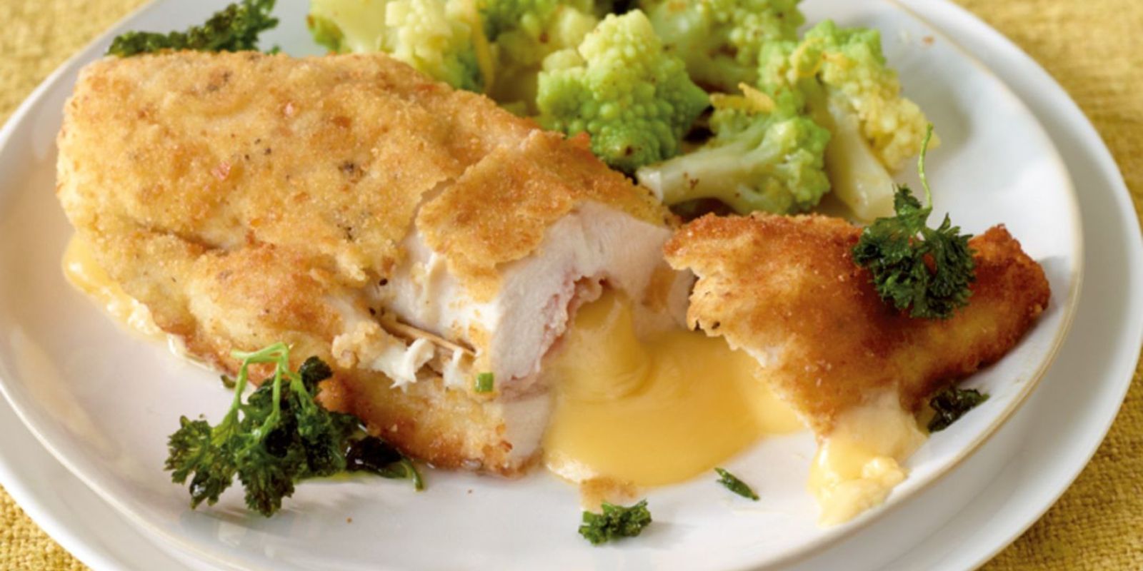 Hähnchen-Cordon bleu mit Kroketten, Buttergemüse und Sauce Hollandaise