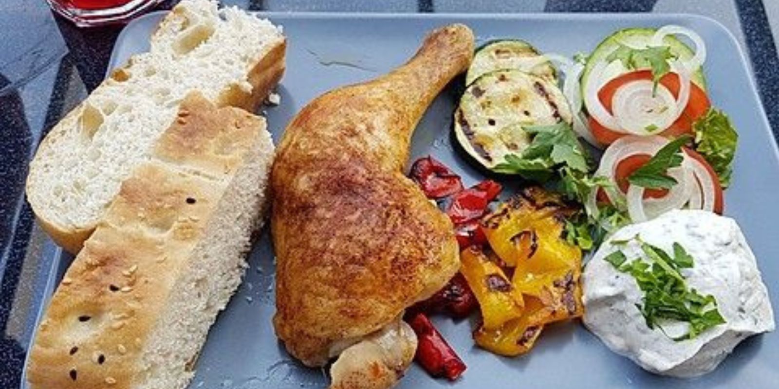 Hähnchenschenkel mit Ofen-Schmand-Gemüse – Ein Herbstliches Fest für den Gaumen!