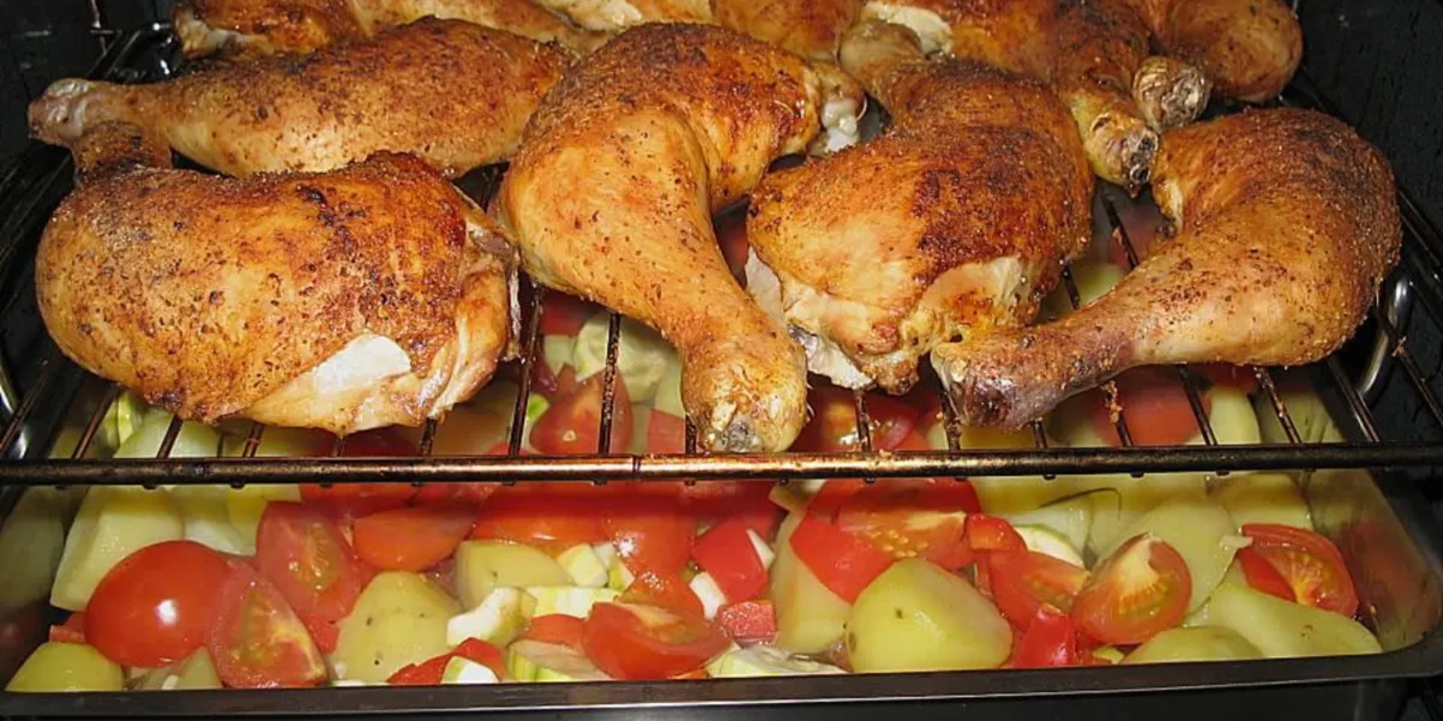 Hähnchenschenkel mit Ofengemüse und Schmand