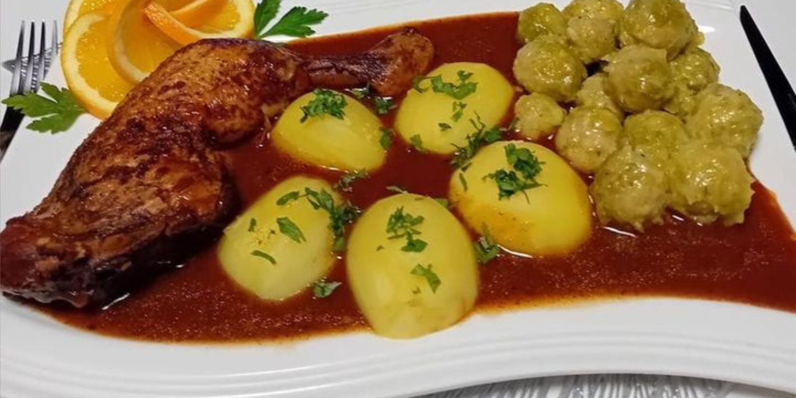 Hähnchenschenkel mit Rosenkohl und Salzkartoffeln: Ein Festmahl aus der Ofenpfanne