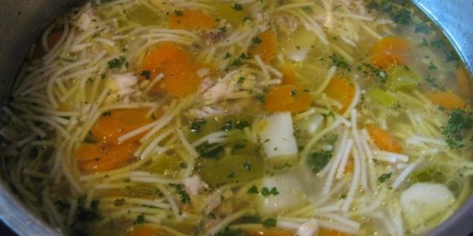 Hühnerbrühe mit Nudel und Brötchen