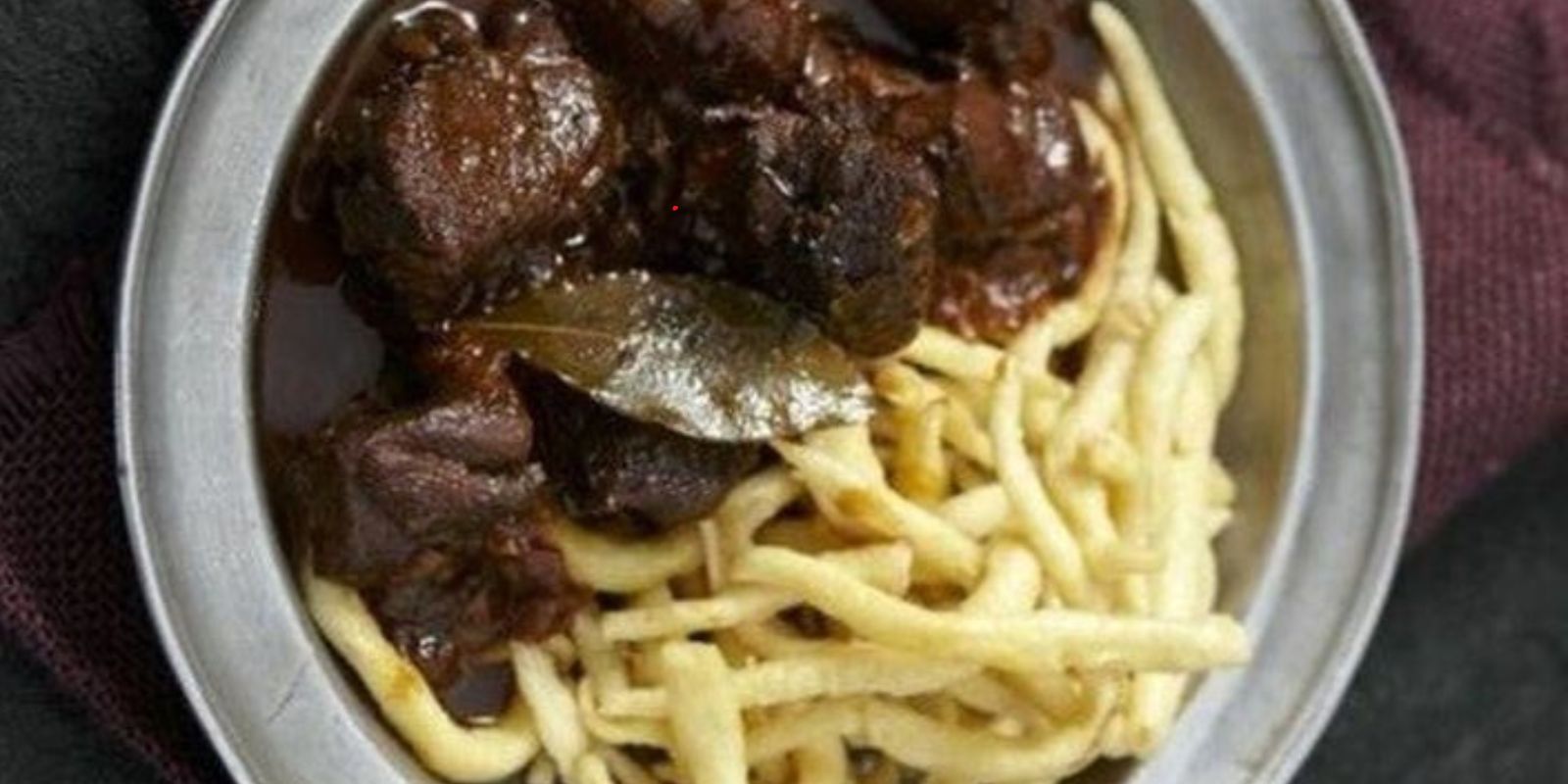 Hier ist ein Rezept für ein köstliches Hirschgulasch: