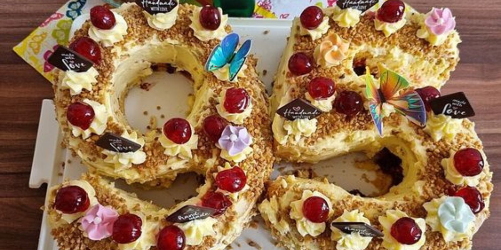 Hier ist ein Rezept für einen klassischen Frankfurter Kranz, der nach Oma Lisas Art zubereitet wird: