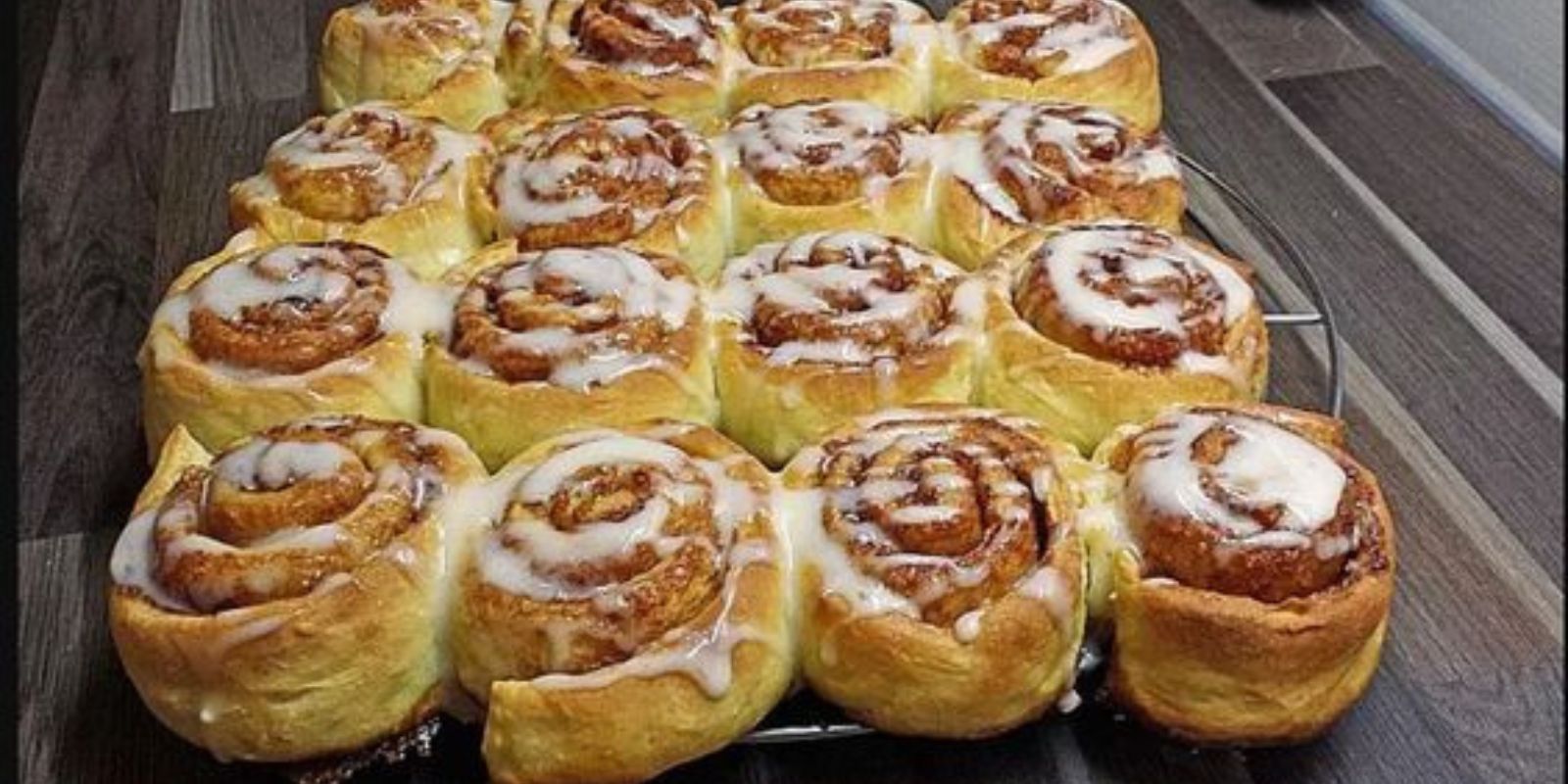 Hier ist ein Rezept für köstliche Apfelschnecken mit Zimtzucker, die Sie zu Hause ganz einfach zubereiten können: