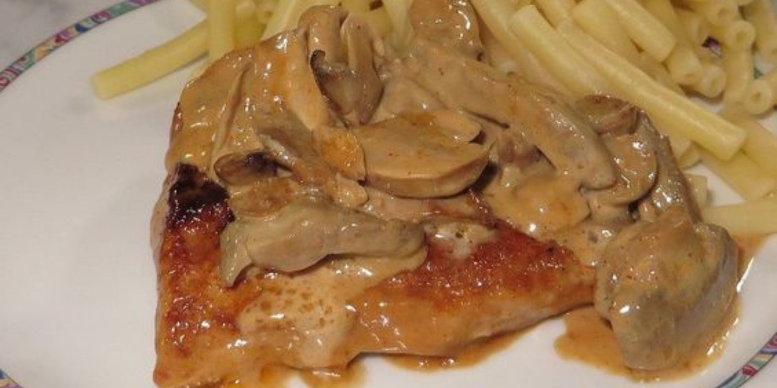 Hier ist ein einfaches Rezept für Hänschen Schnitzel mit Pommes und Rahmchampignons:
